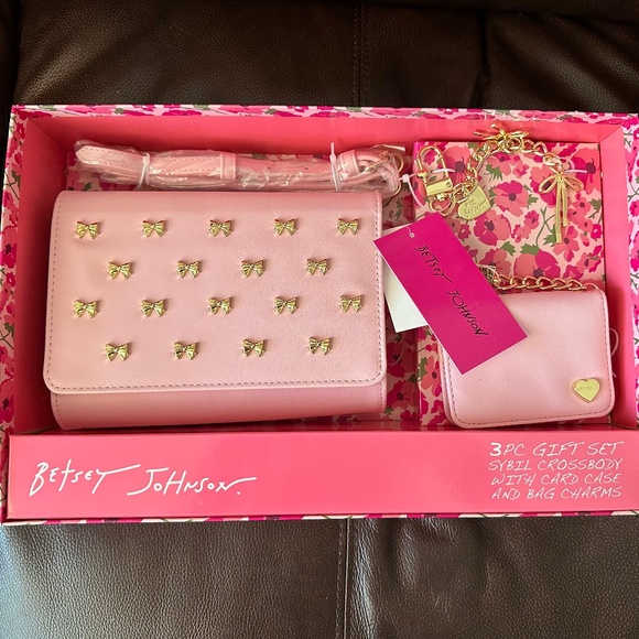 Betsey Johnson 3 Pc gift set Sybil Collection Bow - Picture 1 of 8